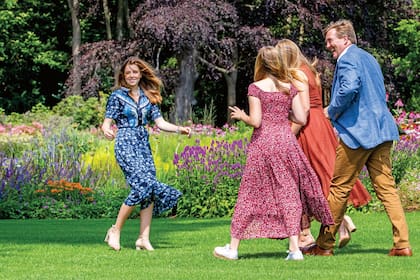 Tacos, maquillaje y mucha bijoux hecha con cordones y caracoles. En cada posado familiar, con su espontaneidad y belleza, Alexia es un imán para los fotógrafos. Y ella, de a poco, pero muy coqueta, va definiendo su propio estilo.