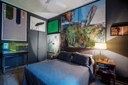 El cuarto principal. En la cabecera se eleva Cordones plateados, óleo sobre tela de Juan Becu. A la izquierda, acompañan un óleo sobre tela de Fabián Burgos y un mosaico textil de Chiachio y Giannone. A la derecha, sobre el velador, Te conozco mascarita, un C-print de Miguel Rothchild.