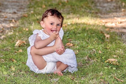 “India está rodeada de caballos desde que nació y los asocia con Nito. Los ama. Le encanta tocarlos, los busca y copia sus sonidos cuando caminan y relinchan”, cuenta Sol.