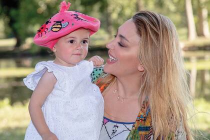 “India es muy empática y cero egoísta. Cuando tiene una galletita o un juguete lo primero que hace es convidarle al de al lado. Nos tocó una hija fácil, estamos embobados”