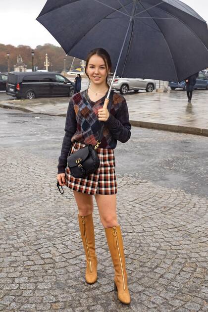 La princesa Alexandra de Hannover se sumó a una de las tendencias más fuertes del otoño europeo, el look “vuelta al colegio”, con un suéter de rombos y minifalda de cuadros tableada evocando los uniformes escolares.