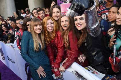 Olsen junto a fanáticas de la atribulada Wanda