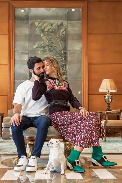 Antes de volar a Argentina para terminar de definir cuestiones de último momento, los novios posaron para ¡Hola! en el departamento que comparten en Sunny Isles, Miami, desde principio de año. Alaïa, la perrita chihuahua de Angie, también quiso ser parte de las fotos