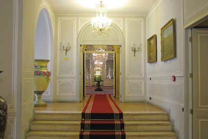 Vista de la entrada al palacio, que consta de diferentes edificios reconstruidos parcialmente hacia 1968