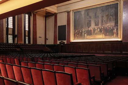 El el salón de actos: un amplio auditorio para 1200 personas, custodiado por una enorme pintura de Antonio González Morenoque.