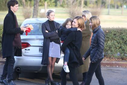 Laura Laprida lleva en brazos a su sobrina, Cala