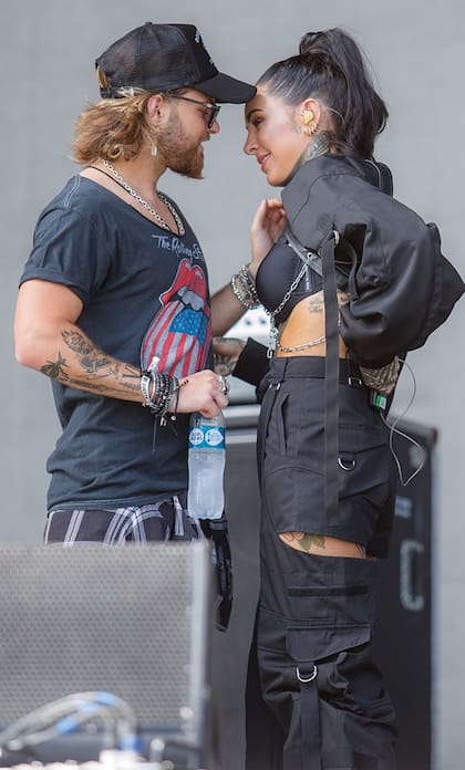Minutos antes de que comenzara el show, Luca Bonomi subió al escenario para alentar a su novia en su debut en el Lollapalooza 2019 y no dudó en besarla frente a la multitud.