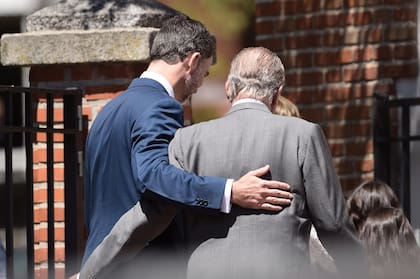 Los dos reyes abrazados a la entrada de la iglesia donde tuvo lugar la comunión de la princesa Leonor, en mayo de 2015. 