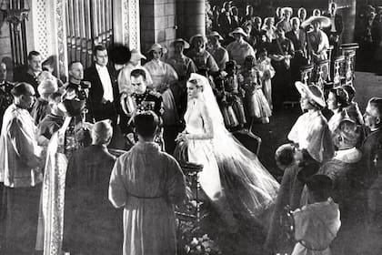 La boda religiosa –que se televisó al mundo– tuvo lugar en el altar mayor de la Catedral de Mónaco frente a seiscientos invitados, y monseñor Paolo Marella, nuncio papal en París, leyóun mensaje especial enviado por el papa Pío XII