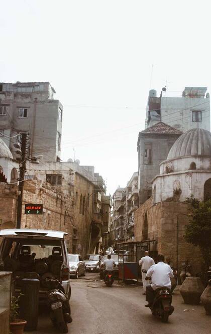 En Trípoli, como en Beirut, las fachadas conservan las marcas de destrucción de una guerra que finalizó hace 25 años.