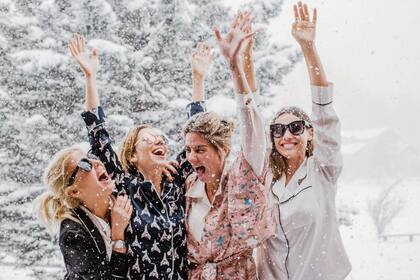 Barbie Simons, Juli Novarro, Puli y Pampita se animaron a la foto bajo la fuerte nevada.