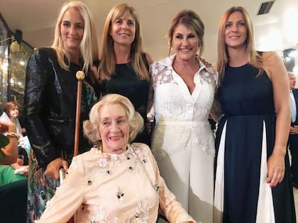 La novia posa junto sus sobrinas, Carola, Florencia y Mercedes Fernández Barrio y su madre, Ena, de 92 años.