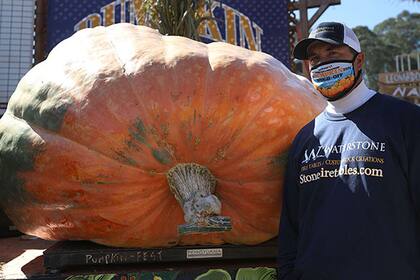 Travis Gienger junto a su gigante calabaza ganadora