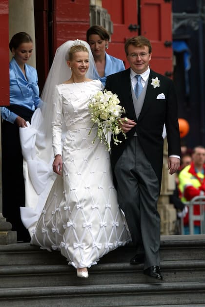 El 24 de abril de 2004, Friso de los Países Bajos renunciaba a sus derechos dinásticos para casarse con su gran amor, Mabel Wisse Smith, en la catedral de Oude Kerk de Delft. El parlamento holandés no había autorizado la unión por una presunta vinculación de la novia con un peligroso narcotraficante