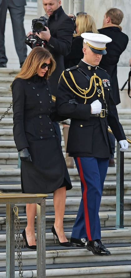 Trump fue duramente criticada al usar lentes de sol durante su visita al cementerio nacional de Arlington. "Excesivo", es el adjetivo que los expertos en protocolo y estilo eligen para calificar el estilo de la first lady cuando peca de demasiado fashionista.