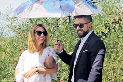 La ceremonia fue al aire libre y Agustín Garavaglia, el padre de la beba, se encargó de darles sombra con un paraguas a “sus chicas”.