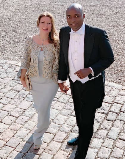 Antes de aterrizar en Oslo, la pareja hizo escala en Copenhague donde asistió a la boda de una pareja amiga de Marta Luisa. La imagen fue compartida por el chamán en redes sociales, donde siempre se refiere a su nuevo amor como "mi princesa".