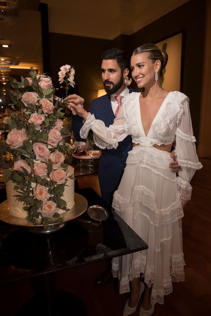 Después de la comida –hubo sushi y hamburguesitas, los platos preferidos del flamante matrimonio–, Angie y Tomás cumplieron la tradición y cortaron juntos la torta nupcial que el pastelero Damián Betular hizo especialmente para ellos.