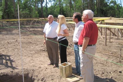 Junto al constructor Mario Iavecchia, el día que colocaron la piedra fundamental del proyecto