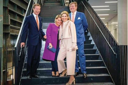 Durante el segundo da de visita, Mxima luci pantaln de satn de algodn, blusa de chiffon y chaqueta de seda, todo firmado por Edouard Vermeulen, zapatos Ferragamo y tiara de Celedonio, y Mara Teresa llev pantaln negro y top con abrigo morado de Yves Dooms.