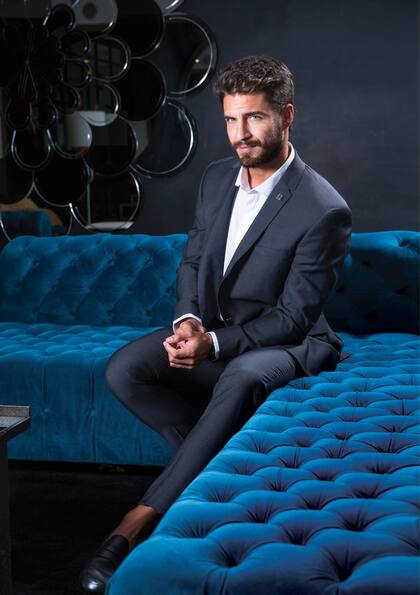 “Tuve que aprender a estar más atento. Aquí suelen hablar muy rápido y las mujeres son muy sutiles a la hora de una propuesta. De repente, una señorita que te ha invitado a salir, se ha ido y tú nunca te has dado cuenta”, cuenta el actor español.