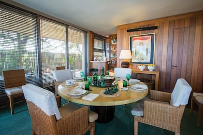 la mesa redonda del comedor tiene la firma de Eugenio Aguirre. La porcelana lleva el escudo de Uruguay. Como los vasos y la copas, pertenecieron a la embajada de su país natal en Madrid y la dueña de casa los compró en un remate.