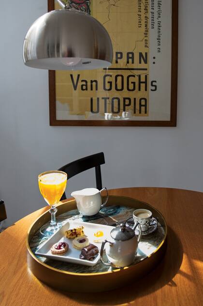 Su desayunador. “Aprendí el oficio de papá, que era sastre, al igual que mi abuelo. Eso fue cuando me mudé con él, a mis 7 años, tras la muerte de mamá”, cuenta.