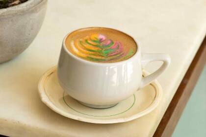 El café gourmet que más le gusta a Mario: la espuma de colores y las figuras en la espuma son otras de las especialidades
