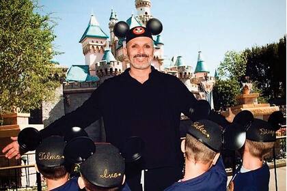Miguel Bosé con sus cuatro hijos durante un viaje al parque temático de Disney, en California.