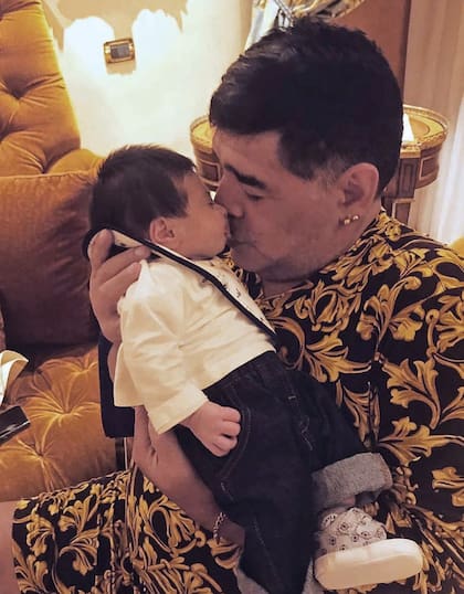 La primera foto con su abuelo, Diego Armando Maradona.