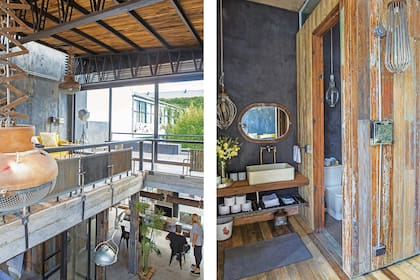 En el volumen de madera hay un baño completo. El antebaño tiene mesada de madera recuperada, instalaciones a la vista y accesorios de hierro.