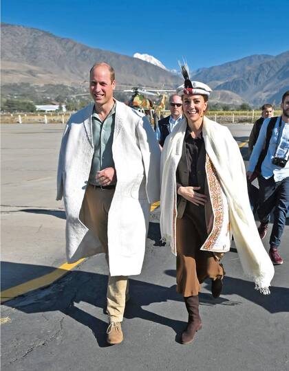 Para su llegada al valle de Chitral, la duquesa eligió un outfit más informal: un pantalón cropped y botas altas de ante, camisa haciendo juego y chaqueta verde militar. Pero apenas bajó del helicóptero la homenajearon con el tradicional abrigo chitrali, una prenda confeccionada a mano con bordados 