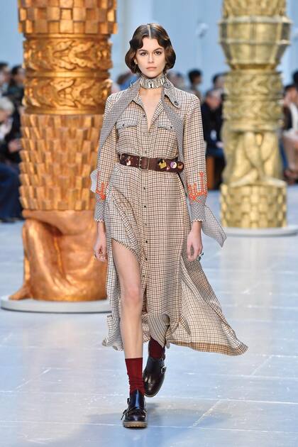 Tras los pasos de su madre, Cindy Crawford, líder de la generación de supermodelos, Kaia Gerber se subió a la pasarela de Chloé. Desde su debut, en septiembre de 2017, Kaia es “el” hit de las principales semanas de la moda.