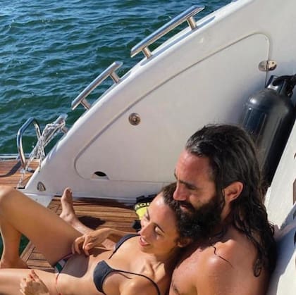 El jueves 7, dos días antes de su aniversario, Juampi y Sol fueron a comer con amigos a José Ignacio. El 9 él posteó ésta foto con un tierno mensaje.