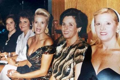 A los 13 años, la diseñadora se instaló en Argentina junto a su familia. Tenía once hermanos, aunque uno de los mayores, Giovanni, decidió quedarse en Italia. En la foto se la ve junto a sus hermanas Adelina, Elmora, Oriana, Ida y Carmelina