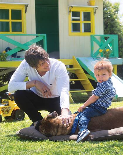 "Soy el hijo menor de una familia de cinco, mis hermanas mayores me llevan doce, trece y catorce años. Siempre estuve rodeado de gente más grande. Por eso quiero que mis hijos sean seguidos", cuenta Tomás.