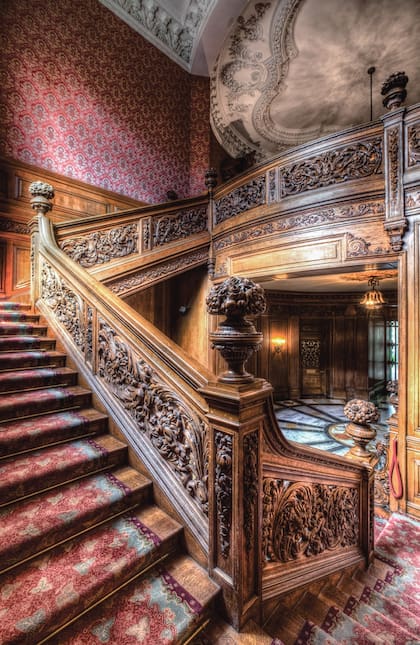 El estilo inglés se manifiesta con fuerza en la escalera de honor, donde se destacan formas de los siglos XVII y XVIII. Las barandas en línea Chippendale –con enormes fruteros tallados en madera que fueron hechos por la casa inglesa Waring Gillow– conducen al hall del primer piso.