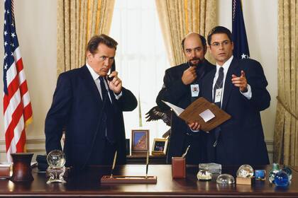 The West Wing, la memorable serie de Aaron Sorkin sobre una istración imposiblemente idealista liderada por el presidente Bartlett (Martin Sheen) podría volver a las pantallas locales con el arribo al país de HBO Max, que tendrá los ciclos clásicos de Warner; hasta entonces, habrá que vivir de