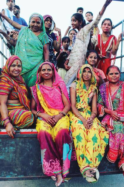 Durante su último viaje, Matías capturó una imagen de un grupo de mujeres con sus típicas vestimentas multicolores