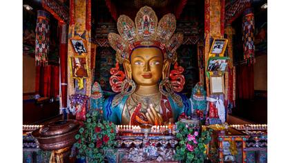 Un Buda Maitreya en el monasterio de Thiskey cerca de la ciudad de Leh en Ladakh, India