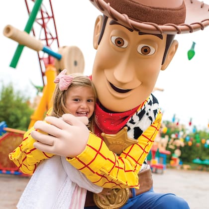 La princesita de la casa se sacó una foto con Woody en Toy Story Land, la nueva área temática de Disney’s Hollywood Studios