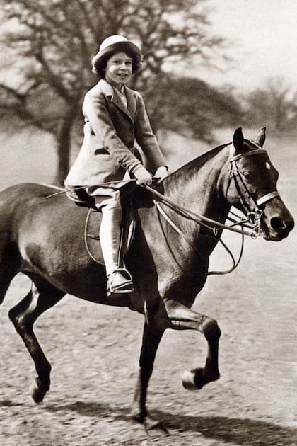 2. Su abuelo, el rey Jorge V, le regaló su primer pony cuando tenía 4 años. Ella lo bautizó Peggy.