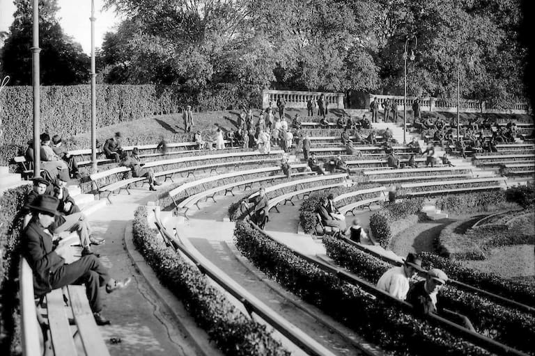 Las gradas del anfiteatro en el Parque Lezama, con plantas del jardín que Gregorio Lezama encargó a paisajistas europeos. Al aire libre se podía ver espectáculos de teatro y circo. Los niños paseaban en el tren Liliput, una atracción popular diseñada con fines recreativos.