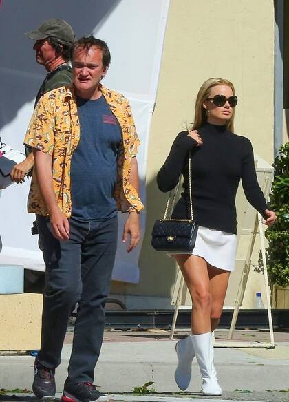 Caracterizada como Sharon Tate, Margot Robbie fue fotografiada en un alto de la filmación de Érase una vez en Hollywood, junto al director Quentin Tarantino 