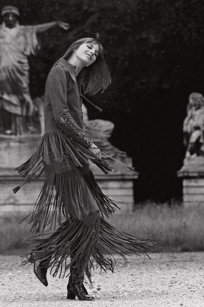 Con un vestido de gamuza, con cordones y flecos de Ossie Clark y botas haciendo juego de François Villon, Jane baila para el fotógrafo.