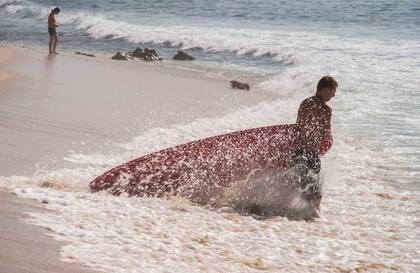 Los principiantes reciben indicaciones básicas sobre la arena. Después, a surfear las olas tremendas del Mar de Cortés.