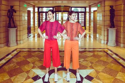 Remera print pitón y crop pant (Mirta Armesto, $3.022 y 4.198) y sneakers (Reebok, $4.894)