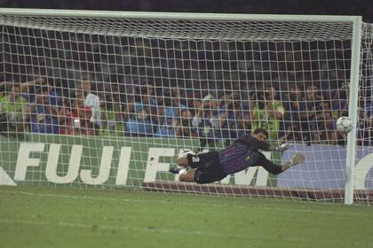 Goycoechea ataja el penal vital durante la semifinal de la Copa Mundial contra Italia en el estadio San Paolo en Nápoles, Italia. El partido terminó en un empate 1-1 pero Argentina ganó 4-3 en penales