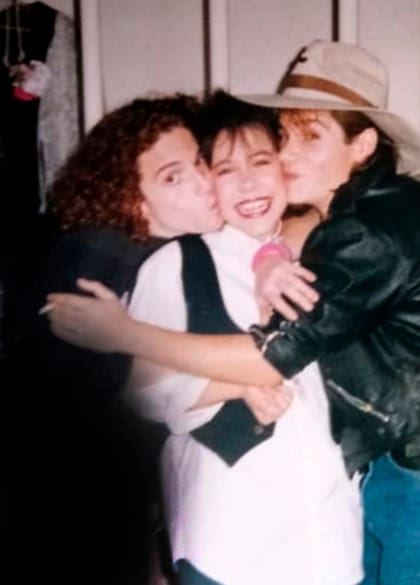 Risas y besos: Pablo Iemma, Claudia Flores y Ricardo Marín en un alto de las grabaciones