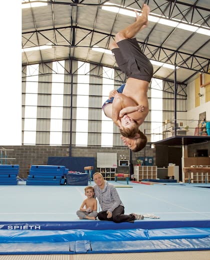 En su gimnasio de Don Torcuato –tiene otro en Palermo y uno más en Caseros–, Federico “vuela” con Ciro, su hijo menor, en brazos, mientras Paula y Valentino los miran con admiración.